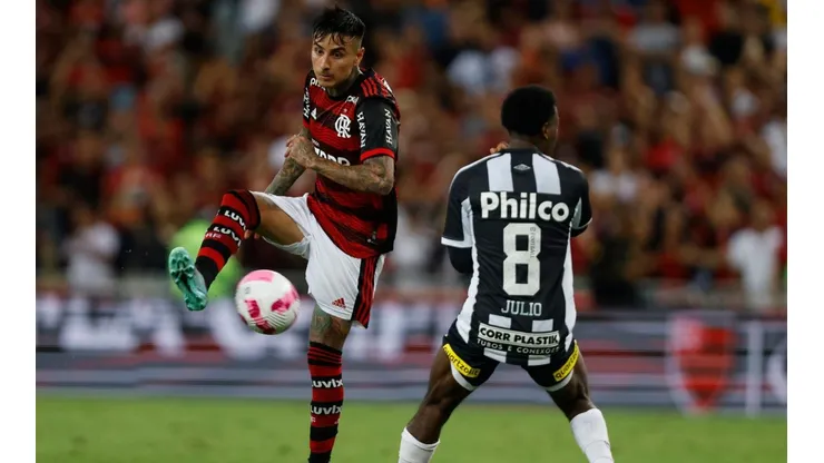 ¿Aló, Colo Colo? Pulgar exhibe camiseta alba.