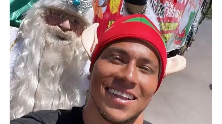 Portero del Cacique 'se puso la 10' y repartió regalos en el norte.