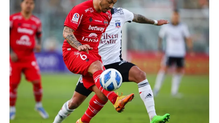 Lorenzo Reyes continuará en Ñublense por el 2023.