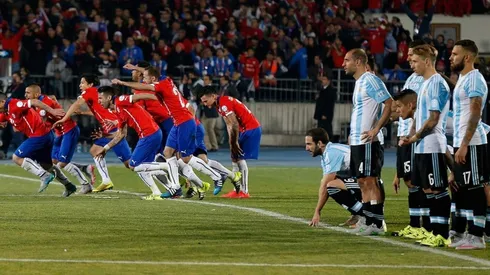 Algunos hinchas argentinos siguen recordando las dos finales perdidas ante Chile.