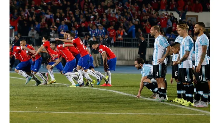 Algunos hinchas argentinos siguen recordando las dos finales perdidas ante Chile.