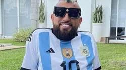 El King posando con la 10 de Lionel Messi.