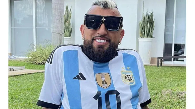 El King posando con la 10 de Lionel Messi.