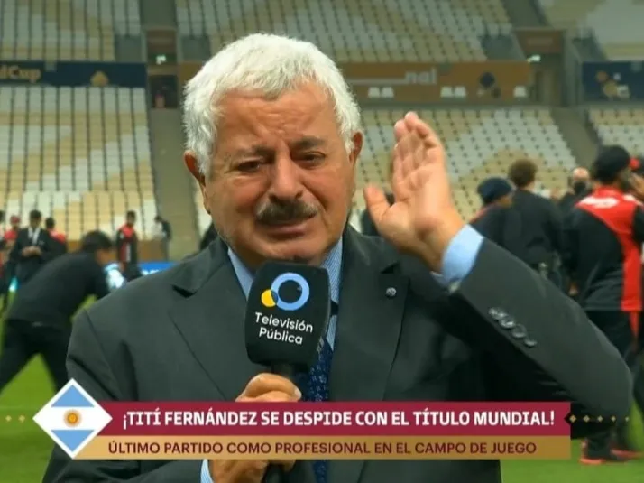 Reconocido periodista argentino llora en el día de su despedida