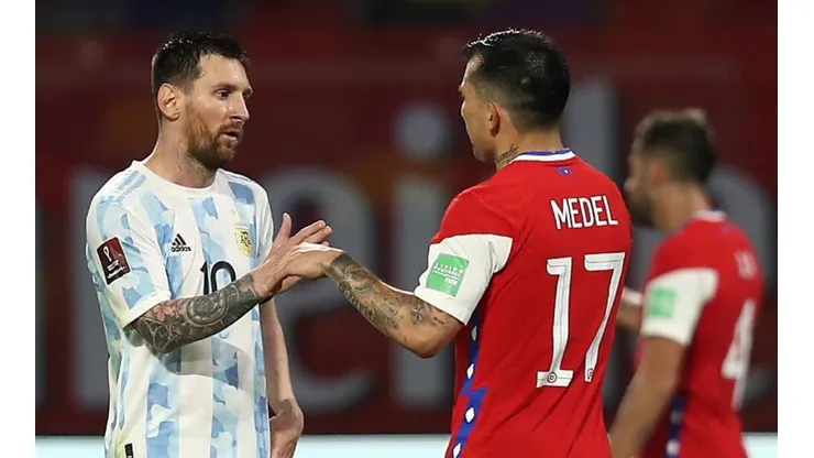 El defensor chileno felicitó a Messi y compañía por el título en Qatar 2022
