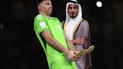 La imagen que dio la vuelta al mundo con un Dibu Martínez recibiendo un premio a su manera