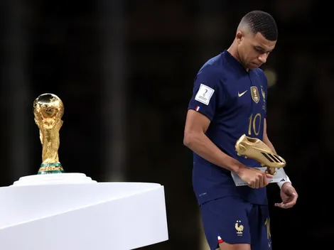 El amurrado Mbappé recibe el Botín de Oro con un Messi en llamas por ganar el Mundial