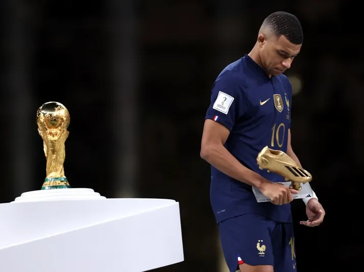 El amurrado Mbappé recibe el Botín de Oro con un Messi en llamas por ganar el Mundial