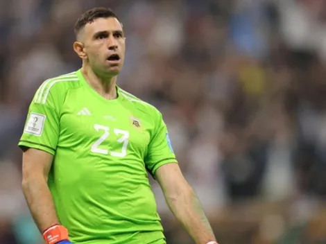 Poeta chileno se va en picada en contra del Dibu Martínez y lo de tilda de 'meme'