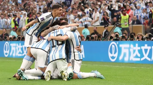 Argentina festeja la victoria parcial ante Francia. Guarello ironiza por arbitraje y le tira loas a figuras de la Albiceleste.