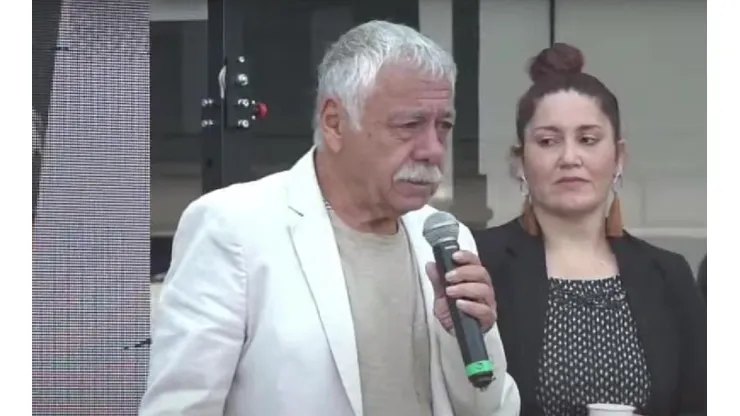 Un emotivo momento se vivió en el homenaje a Caszely.