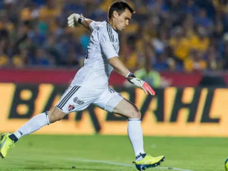 La U quiere competencia para Campos y negocia con Cristopher Toselli