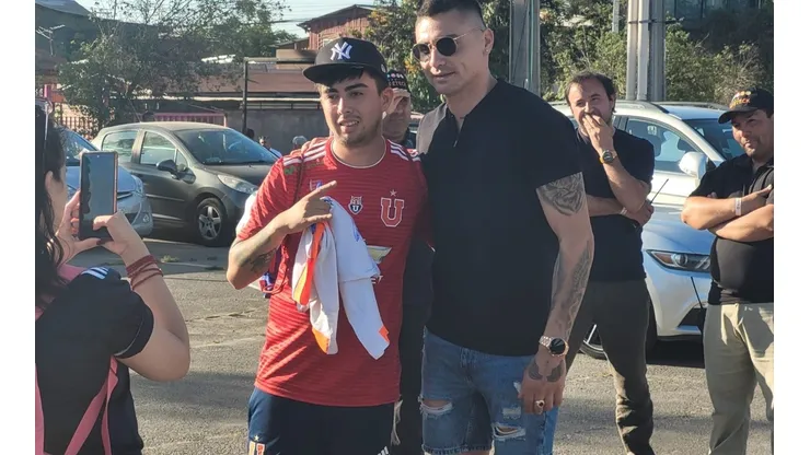 Cristóbal Campos es el rockstar de la U y reparte cariño a los fanáticos azules en La Pintana