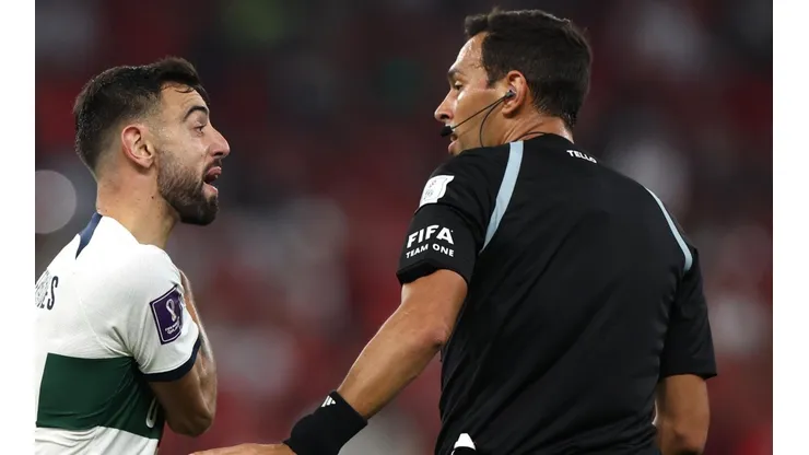 Bruno Fernandes estalló en contra del árbitro argentino