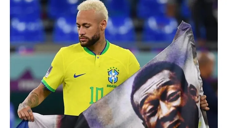 Pelé quiere que Neymar siga pintando caras con la pelota en Brasil.