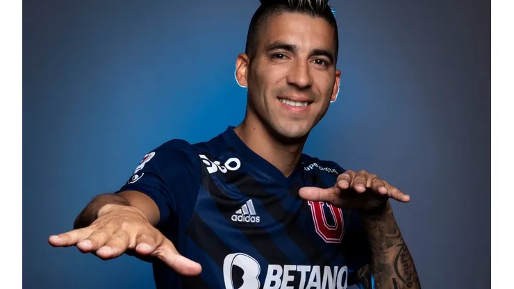 ¿Cómo le queda? Leandro Fernández se pone la camiseta de Universidad de Chile