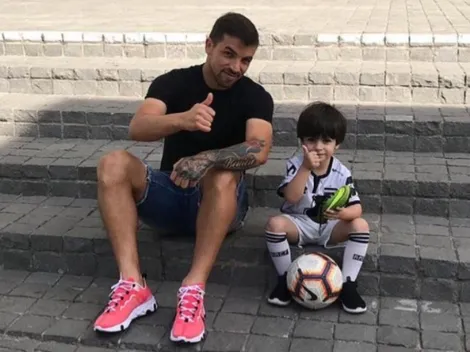 Hijo de Costa tiene un tremendo gesto con los hinchas de Colo Colo antes de irse a Perú