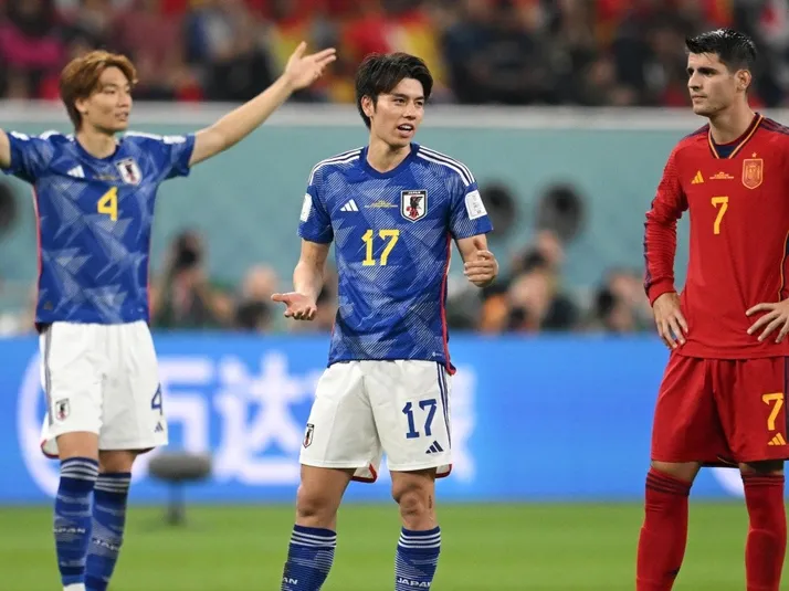 Japón da la sorpresa ante España y clasifica como líder de su grupo