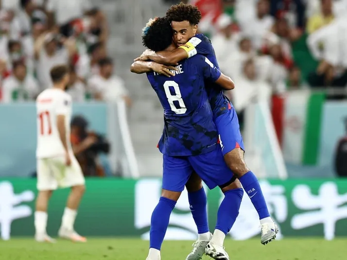 Estados Unidos vence a Irán y avanza a los octavos del Mundial