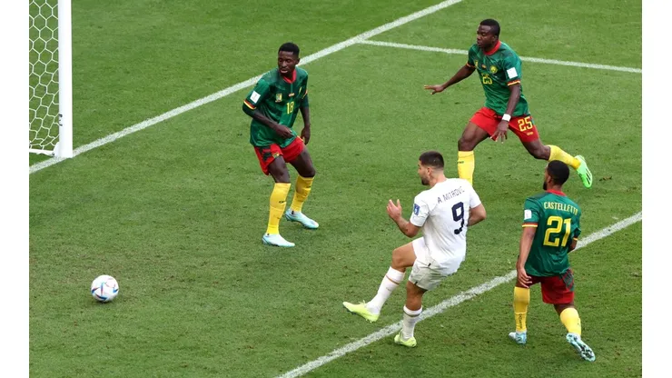 Mitrovic fue clave en Serbia y Choupo-Moting en Camerún. Ambos terminaron igualados.