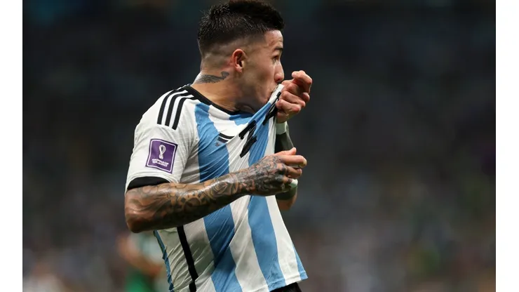 Enzo Fernández fue vitoreado por Hernán Crespo en Argentina.