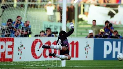 Sergio Goycochea no guardo la compostura con un hincha de México.