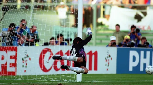 Sergio Goycochea no guardo la compostura con un hincha de México.