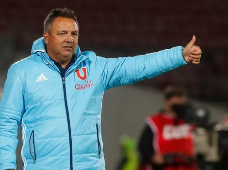 Víctor Hugo Castañeda choreado con los técnicos extranjeros en la U