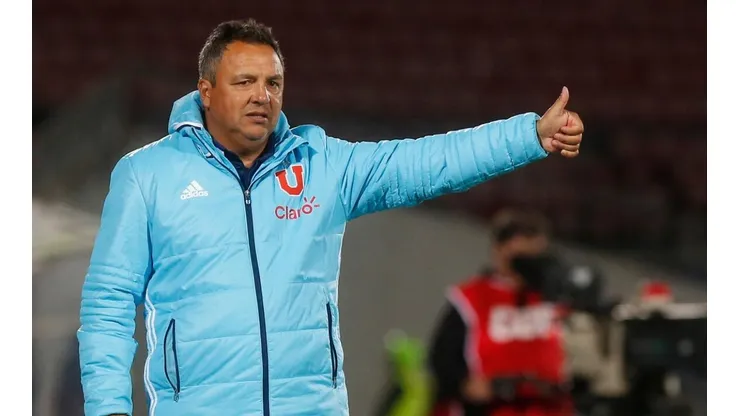 Cristián Castañeda llamó a Leandro Fernández a pensar en equipo. Le bajó un par de cambios por el bien de Universidad de Chile.