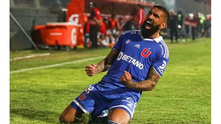 Ronnie Fernández terminó siendo uno de los capitanes de Universidad de Chile.
