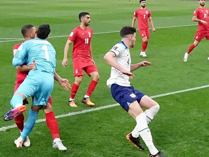 Video: La dramática acción que dejó nocaut al arquero de Irán frente a Inglaterra