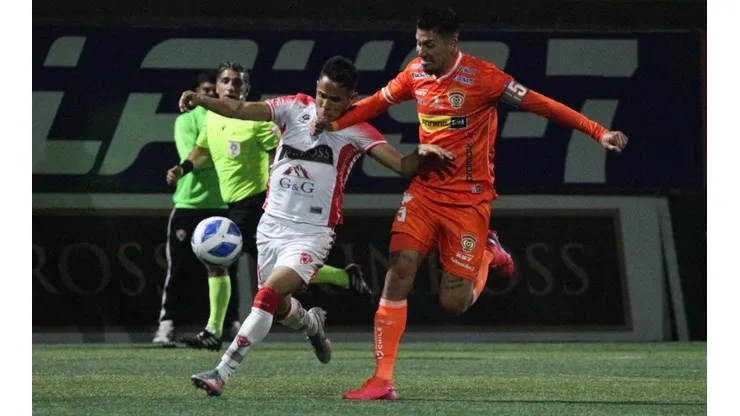 Copiapó y Cobreloa disputan la final ida de la Liguilla.