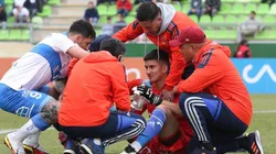 Parra tuvo que ser retirado en ambulancia.