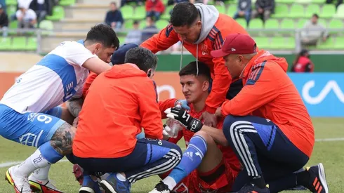 Parra tuvo que ser retirado en ambulancia.