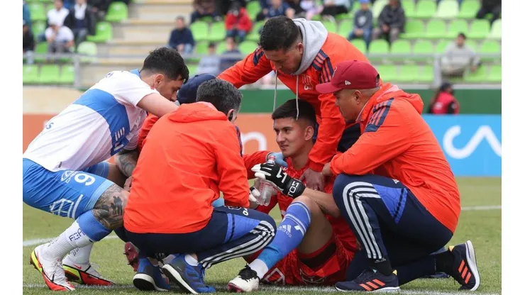 Parra tuvo que ser retirado en ambulancia.