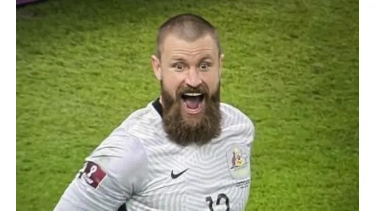 ¡Era Fake! Viralizaron falsa imagen de portero australiano llegando a Qatar con la camiseta puesta de Perú