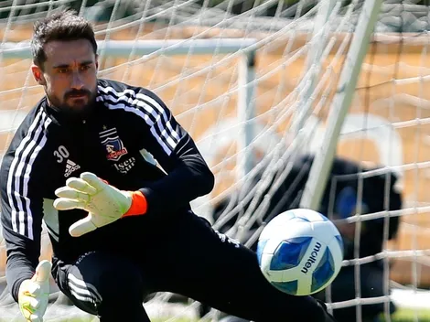 Tuto de Paul listo para sentir en la cancha la camiseta de Colo Colo