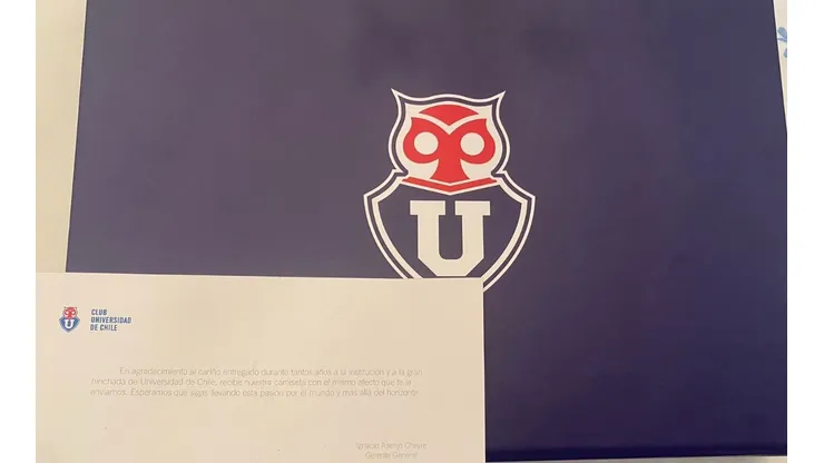 El especial regalo que Universidad de Chile le envió al artista español Joan Manuel Serrat