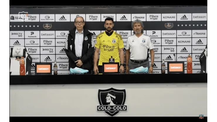 Fernando de Paul fue presentado en el Estadio Monumental como refuerzo de Colo Colo y omite a la Universidad de Chile en su presentación.