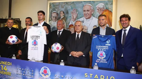 Italia y una selección del Resto del Mundo se enfrentan en el Partido por la Paz.