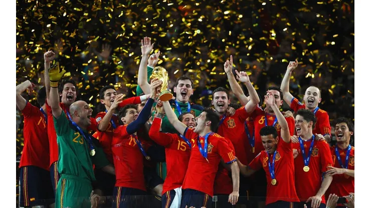 España, campeón del mundo en 2010, no pudo pasar la primera ronda en Brasil 2014