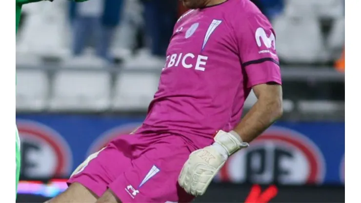 El portero de la UC dejaría el club y en Chile varios equipos se relamen para poder sumarlo en sus filas