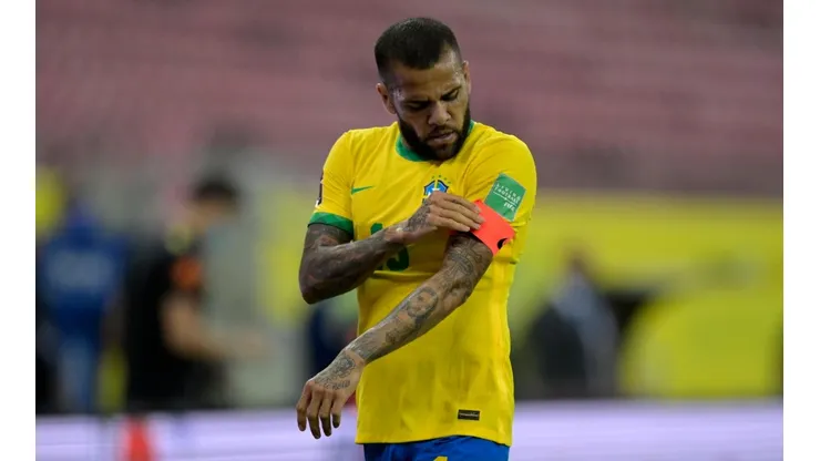 La convocatoria de Dani Alves ha sido muy polémica en Brasil.