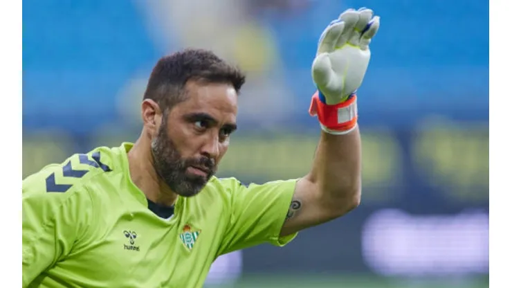 Claudio Bravo afina los guantes y se confirma como titular en el arco del Betis para el clásico ante Sevilla