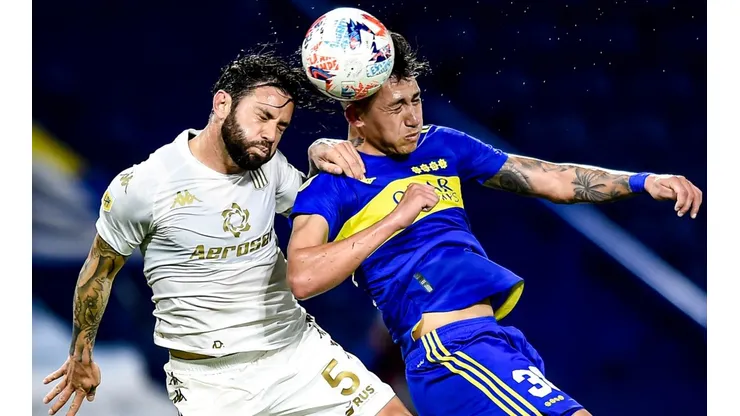 Racing y Boca disputan el Trofeo de Campeones.