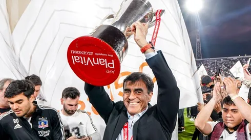 Alfredo Stöhwing pone la calma ante la permanencia de Gustavo Quinteros