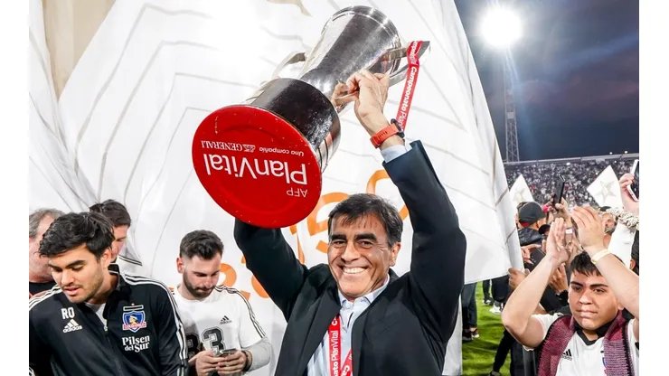 Alfredo Stöhwing pone la calma ante la permanencia de Gustavo Quinteros