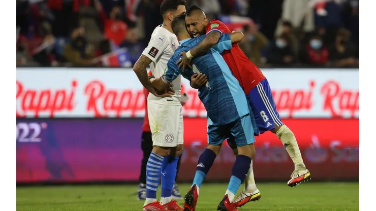 Claudio Bravo y Arturo Vidal están de amigos y se felicitan en las redes sociales.