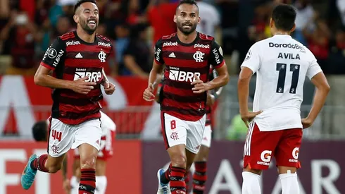 Mauricio Isla festeja de igual forma por el título del Flamengo