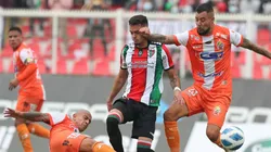 Cobrasal y Palestino disputan un duelo clave para el Campeonato Nacional.